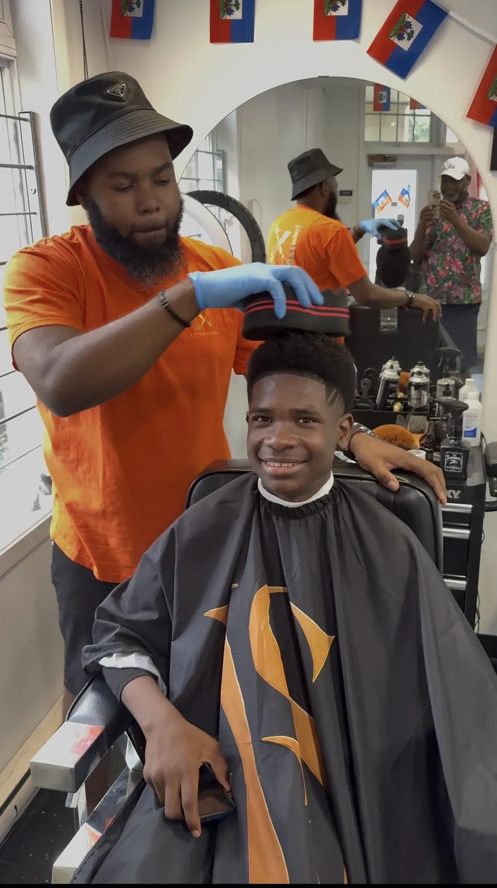Coupe enfant en cours au salon VIP Spot Barbershop